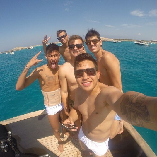 Neymar postou foto com os parças e curtiu bastante o domingo ensolarado