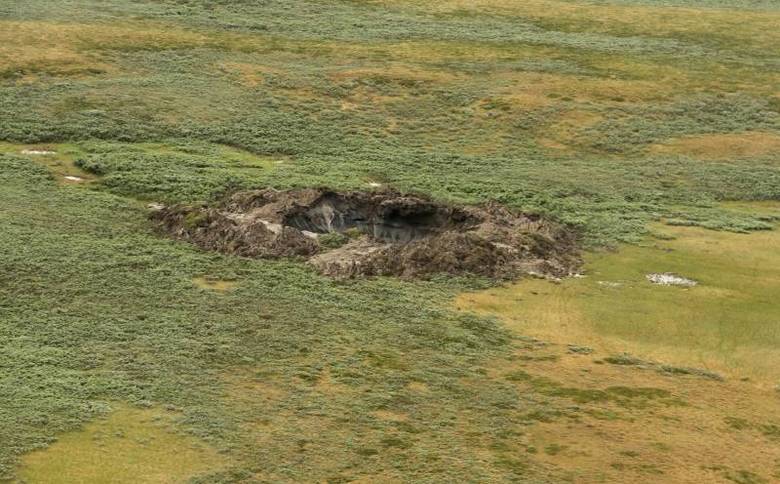 Também existe uma versão sobre o derretimento do solo devido às alterações climáticas. Isso teria provocado uma liberação de gás metano, que, em seguida, forçou uma erupção. Esta é, no momento, a teoria preferida dos cientistas