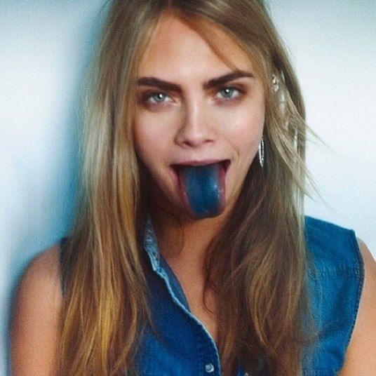 Cara DelevingneA top model é muito engraçada e carismática, mas nas redes sociais pode perturbar algumas pessoas. É que Cara tem uma mania chata: ela A-DO-RA publicar textos com mensagens bem no estilo autoajuda! Sabe aquelas frases manjadas de superação? Então, a moça joga várias dessas no Instagram