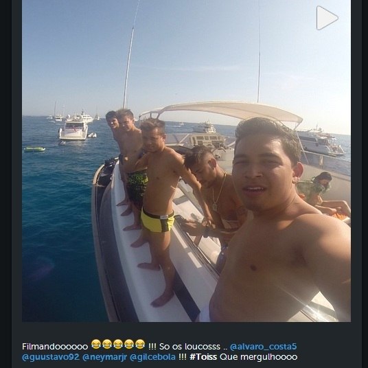 Um dos amigos de Neymar postou um vídeo dos meninos pulando no mar e quem aparece ao fundo? Bruna Marquezine, colocando a saída de banho. A atriz está com o namorado e muitos meninos por lá. Cadê a irmã do Neymar para fazer companhia para Bruninha, hein?