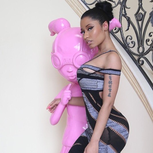 Nicki MinajNicki tem os mesmos 'problemas' de Miley nas redes sociais. Ela publica muitas fotos todos os dias e muitas vezes são coisas, digamos, inapropriadas. São frases com palavrões, poses indiscretas e até coisas sem sentido