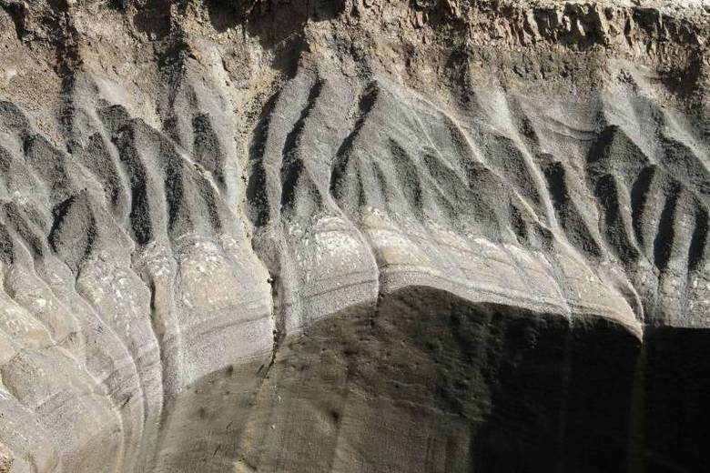 As teorias formuladas para explicar o mistério variam de meteoritos, mísseis dispersos, uma pegadinha feita por um brincalhão, um buraco feito com explosivos e até alienígenas