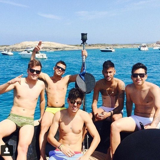Ainda se recuperando da lesão sofrida na Copa do Mundo, Neymar tenta se divertir com os amigos o máximo que pode