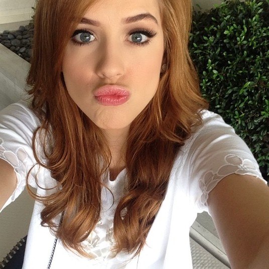 Sophia AbrahãoOutra que faz parte do clubinho das viciadas em selfie é Sophia Abrahão. Só que nem é exatamente isso que torna difícil seguir a gata no Instagram. Sophia é uma das pessoas que fazem o 'look do dia', sabe? Aquele pessoal que todos os dias mostra que roupa está usando. Por ser famosa, Sophia troca de roupa mais de uma vez, ou seja: overdose de fotos dos looks dela!