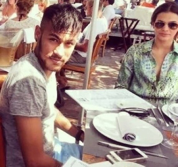 Neymar e Bruna Marquezine não ficaram sozinhos nem na hora do almoço! Após curtirem o dia no barco, eles foram abordados por fãs no restaurante. A gata teen não parece tão feliz assim...