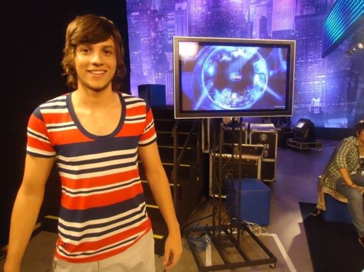 Nesta imagem, Chay aparece nos bastidores da competição de cantores que o revelou para o mundo. Ali ele ainda não falava sobre ser ator, mas já mostrava seus dotes como cantor, músico e compositor