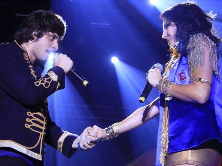 Nesta foto, Chay aparece em cima do palco com a gata Mel Fronckowiak, que também era do elenco da novela e da bandaVeja Chay cantando em show dos Rebeldes