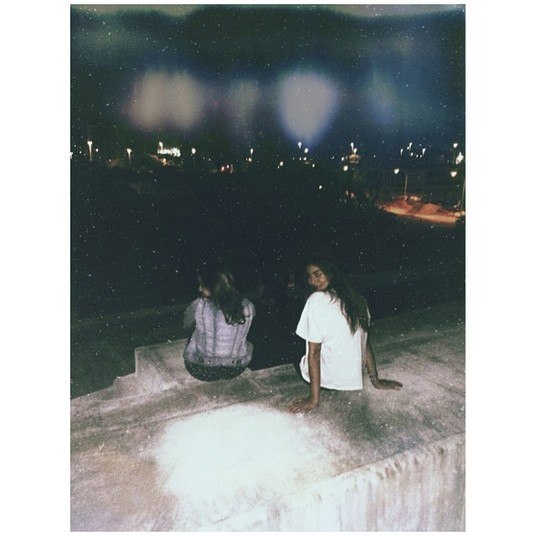 Marquezine se reuniu com os amigos, entre eles Stephannie Oliveira, filha do ex-jogador Bebeto, no terraço de um prédio na Barra da Tijuca