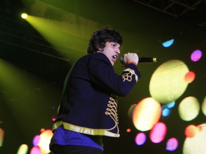 Com a banda Rebeldes, saída da novela Rebelde, Chay percorreu o Brasil fazendo inúmeros shows completamente lotadosVeja Chay cantando em show dos Rebeldes