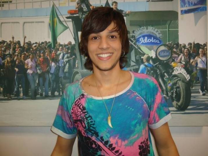Descoberto na temporada 2010 do Ídolos, da Record, Chay logo despontou como promessa no mundo da música. Com fortes influências de ritmos bem brasileiros e de cantores mais clássicos, ele se destacou na competiçãoVeja as primeiras aparições de Chay Suede na TV brasileira