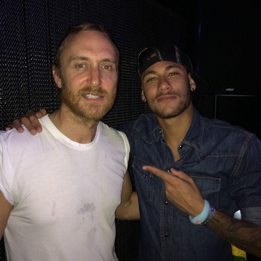 Enquanto isso, em Ibiza, Neymar tietava o DJ David Guetta