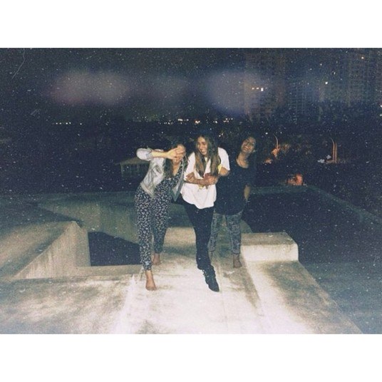Com Stephannie e a amiga Hatalia, Bruna fez uma sessão de fotos no terraço, com direito a muitas declarações de amor