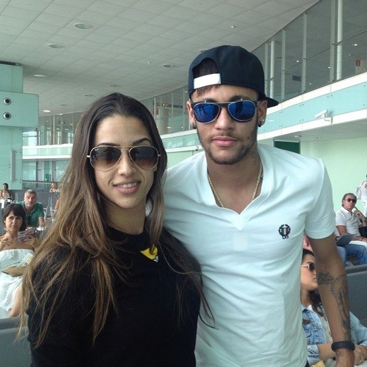 Outro indício de que Neymar e Bruna estariam em crise é que alguns fãs que os encontraram, disseram que o clima entre os dois não era tão bom. Em Barcelona, uma fã chamada Mariana tirou foto com Neymar e viajou no mesmo avião do casal. Em seu Instagram, ela disse que os dois estavam discutindo