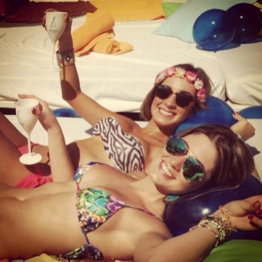 Em seu Instagram, tem várias fotos dela em Miami com amigos