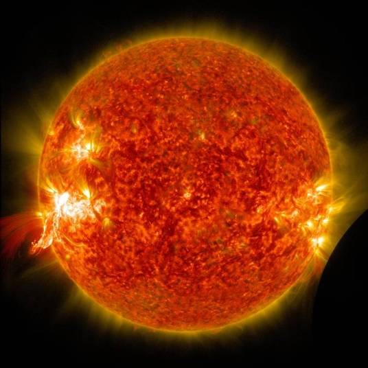 Neil começa pelo centro do sistema solar, o Sol. Segundo ele, é completamente impossível existir qualquer tipo de vida no astro. Qualquer coisa viva que chegasse próximo ao Sol seria completamente evaporada