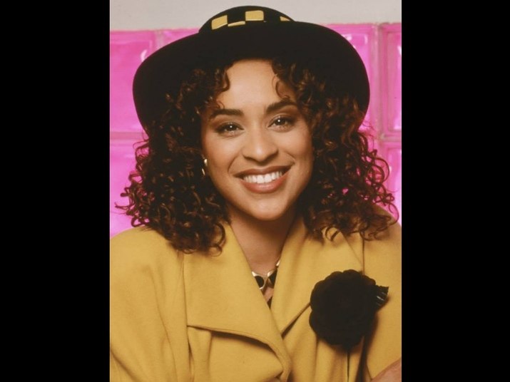 A patricinha mimada teve uma grande reviravolta quando Will chegou em sua vida. Hilary (Karyn Parsons) começou a se meter em confusões com o primo e seu melhor amigo, Jazz