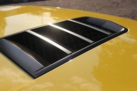 Entradas de ar marcam o capô musculoso do Chevrolet Camaro
