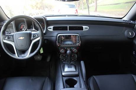 Interior pragmático usa plásticos e prioriza esportividade ao luxo