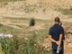 O adolescente dorme no chão, se alimenta de restos, convive com os
cavalos e até chega a se comportar como um. Quando a reportagem chega perto,
ele sai correndo como se fosse um equinoAdolescente órfão vive entre cavalos em condições sub-humanas em BH