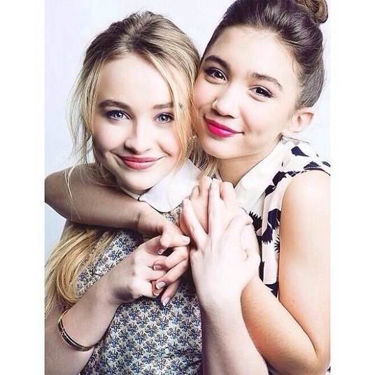 Essas são Sabrina Carpenter, a loirinha, e Rowan Blanchard, a morena. As duas são protagonistas da série Girl Meets World, novo sucesso da Disney que ganhou o nome de Garota Conhece o Mundo no Brasil. Além de supertalentosas, lindas e fofas, elas já possuem milhares de fãs nas redes sociais por um detalhe bem interessante. Sabrina e Rowan vivem melhores amigas na série e também são melhores amigas na vida real! Conheça essas lindinhas nas fotos a seguir!