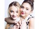 Essas são Sabrina Carpenter, a loirinha, e Rowan Blanchard, a morena. As duas são protagonistas da série Girl Meets World, novo sucesso da Disney que ganhou o nome de Garota Conhece o Mundo no Brasil. Além de supertalentosas, lindas e fofas, elas já possuem milhares de fãs nas redes sociais por um detalhe bem interessante. Sabrina e Rowan vivem melhores amigas na série e também são melhores amigas na vida real! Conheça essas lindinhas nas fotos a seguir!