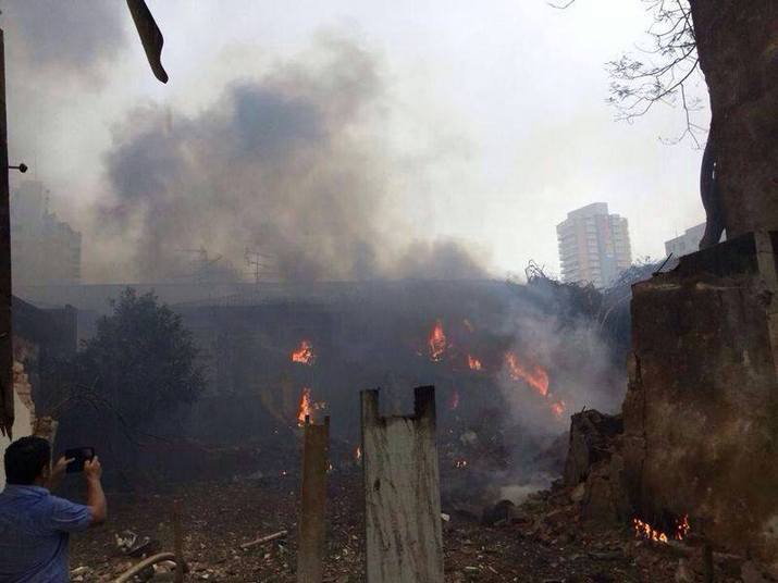 A casa ficava ao lado de uma academia. Um internauta registrou imagens do acidente e as postos no seu perfil do Facebook 