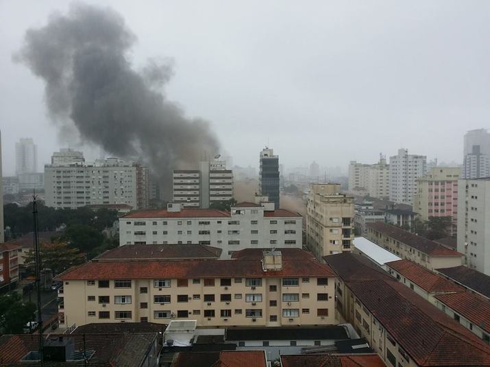 Uma aeronave Cessna 560XL, prefixo PR-AFA, caiu em uma área residencial em Santos, litoral de São Paulo, na manhã desta quarta-feira (13). Segundo informações do Corpo de Bombeiros, o acidente aconteceu na rua 
Vahia de Abreu. A FAB (Força Aérea Brasileira) confirmou a queda, ocorrida por volta das 10h. O avião havia decolado do aeroporto Santos Dumont, no Rio de Janeiro, com destino ao aeroporto de Guarujá. O candidato do PSB à Presidência da República, Eduardo Campos, morreu no acidente