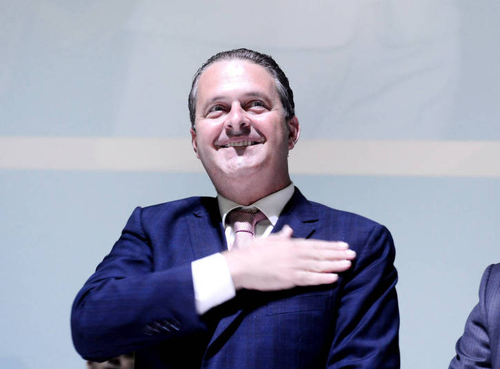 Na manhã desta quarta-feira (13) morreu em um acidente de avião em Santos, no litoral paulista, o candidato à Presidência da República Eduardo Henrique Accioly Campos, aos 49 anos. O economista é filho da deputada Ana Arraes e do escritor Maximiano Campos, e nasceu em Recife em 10 de agosto de 1965