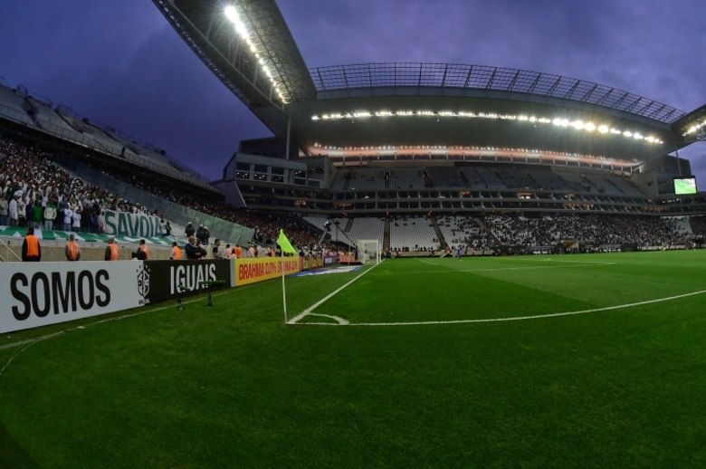 Corinthians inicia 2015 em busca de resolver mico do Itaquerão