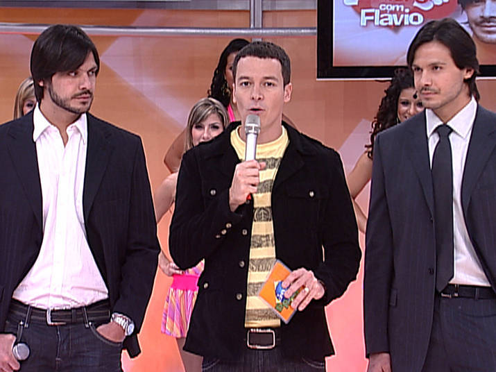 Você se lembra dos gêmeos Flávio e Gustavo? Os irmãos que
conquistaram o coração das mulheres no começo dos anos 2000? Hoje eles vivem em
Miami e deixaram para trás toda a fama que conquistaram no Brasil, mas
alcançaram a riqueza e levam outra vida! Siga na galeria e descubra o que
aconteceu!
Você se lembra dos gêmeos Flávio e Gustavo? Os irmãos que
conquistaram o coração das mulheres no começo dos anos 2000? Hoje eles vivem em
Miami e deixaram para trás toda a fama que conquistaram no Brasil, mas
alcançaram a riqueza e levam outra vida! Siga na galeria e descubra o que
aconteceu!