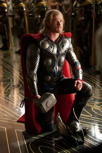 7 - Thor (2011)A versão cinematográfica de Thor, vivido por Chris Hemsworth, é divertida, mas ele só não conseguiu uma posição melhor por conta de um nome: Loki. O irmão do deus nórdico, interpretado por Tom Hiddleston, simplesmente rouba a cena. Aliás, isso vira algo constante nos filmes seguintes da Marvel. A brilhante interpretação do vilão garante momentos impagáveis em diversos filmes, tanto é que ele se torna o grande inimigo em Os Vingadores. Outros coadjuvantes também roubam a cena, como Anthony Hopkins e Kat Dennings. O filme é legal, vale a pena ser assistido, mas Thor só começa a ganhar corpo, não no sentido físico da coisa porque isso ele já tem de sobra, mais para a frente
