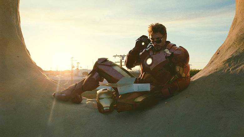 9 - Homem de Ferro 2 (2010)Quando Robert Downey Jr. surgiu nas telonas como Tony Stark, todos se apaixonaram por ele e pelo personagem de imediato. Por ser um herói nada ortodoxo, ele logo conquistou o público num filme simples e divertido. Agora, a continuação deixou muita gente decepcionada. A inserção de vários vilões foi um grande erro e só tirou foco do heroi. O filme tem cenas de batalha incríveis, como aquela do lago oriental, mas só isso não segura