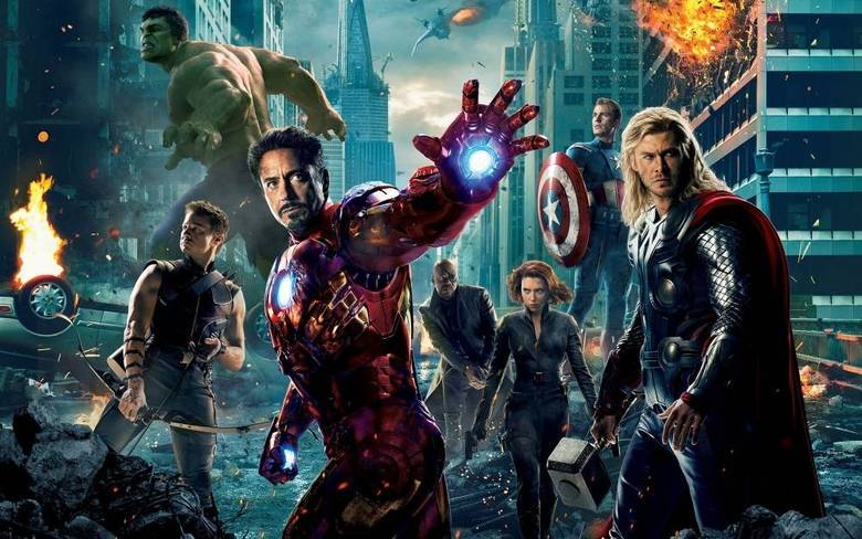 1 - Os Vingadores (2012)Hulk esmaga! Não tinha como ser diferente, certo? Os Vingadores é uma revolução nos filmes de heróis! Muitas pessoas ficaram apreensivas quando o filme foi anunciado, já que se imaginava uma verdadeira bagunça por conta de tantos personagens diferentes juntos, mas o que vimos é o total oposto: harmonia na tela! Além de química excepcional dos atores, o roteiro amarra muito bem todas as situações e cria cenas de tirar o fôlego como o ataque à Nova York ou a briga aérea, no 'porta-aviões' da S.H.I.E.L.D. Todos são importantes para a evolução da trama e a direção de Joss Whedon ajuda a deixar tudo leve e de fácil digestão. É um dos melhores filmes de heróis já feitos e possibilitou a continuação do trabalho que a Marvel vinha fazendo há anos nas telonas. Vida longa aos Vingadores!Elenco de Os Vingadores fala para a Record sobre o filme