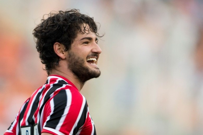 São Paulo prepara chapéu no Corinthians para ter Pato em definitivo