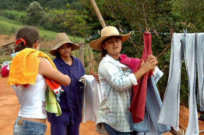 Não tem moleza! A pequena cidade fica na região rural. Elas ralam bastante e se viram sozinhas. A mulherada planta, colhe, limpa, lava e passa. E são duras na queda. Elas já avisam: quem quiser viver lá, tem que obedecer as regras! 