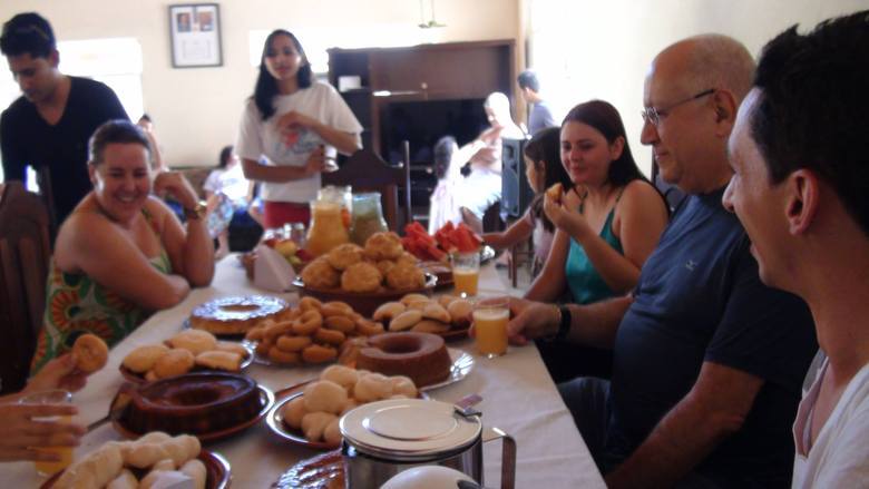 Com tantas mulheres assim, comida boa é o que não falta 