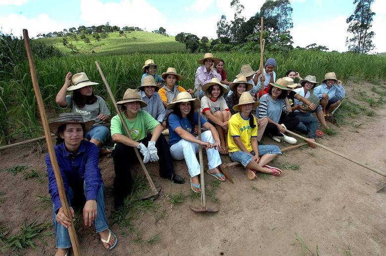 Foi aí que Noiva do Cordeiro surgiu, composta por mulheres rejeitadas pela sociedade. A cidadezinha hoje tem cerca de 300 mulheres. A maioria entre 20 e 35 anos. Os cuecas, quando completam 18 anos, saem pra trabalhar fora da vila, de segunda à sexta-feira, e só podem retornar aos finais de semana. Portanto, a mulherada dá duro pra manter, sozinhas, a ordem no paraíso 