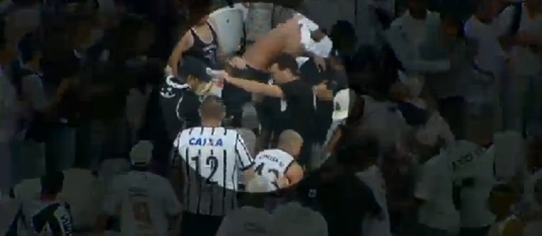 Organizadas do Timão brigam no Itaquerão; veja