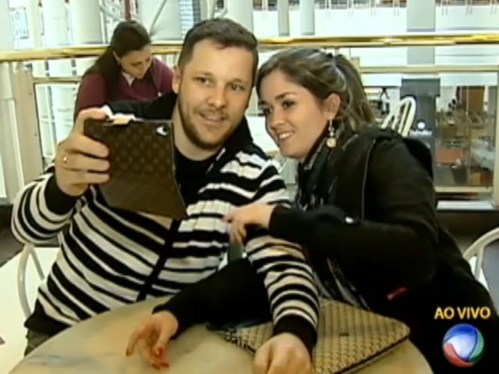 Quem não conhece aquele casal que vive postando fotos na internet. Pois é, segundo uma pesquisa americana, esses casos podem representar insegurança+ Famosos adoram postar fotos ao lado dos seus companheiros. Veja! 