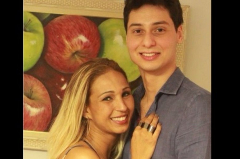 O colunista do R7 Alvaro Leme descobriu que Valesca Popozuda não andava dando somente beijinho no ombro. A cantora está com um novo amor, que vinha sendo mantido sob total sigilo pela cantora. Quem é o rapaz? Diógenes David, empresário de alguns artistas, inclusive da nossa queridíssima Palmirinha. O amor não é lindo, gente?