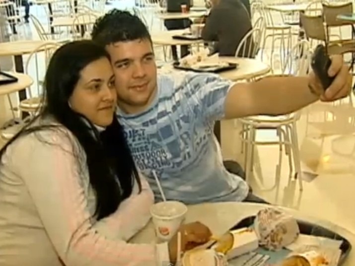 O estudo avaliou pessoa com status de relacionamento sério no Facebook+ Famosos adoram postar fotos ao lado dos seus companheiros. Veja! 