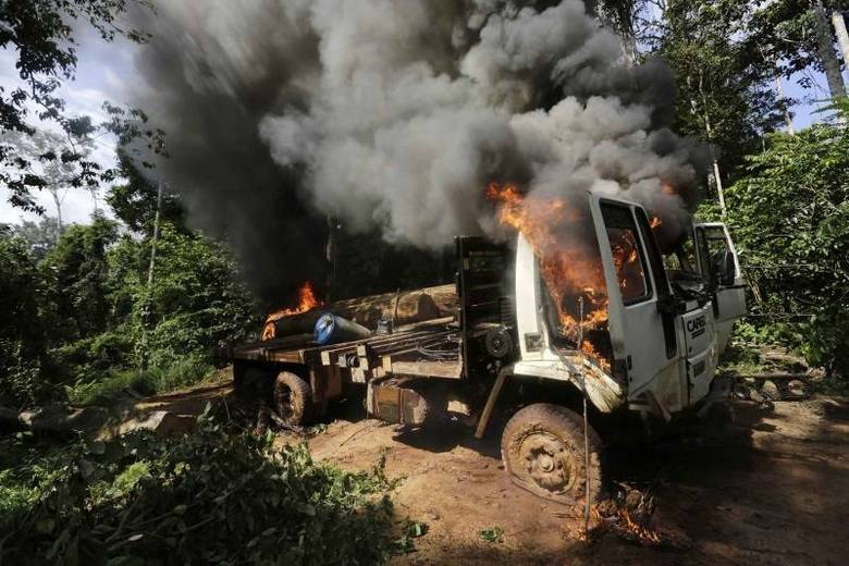 Um carro foi incendiado na operação