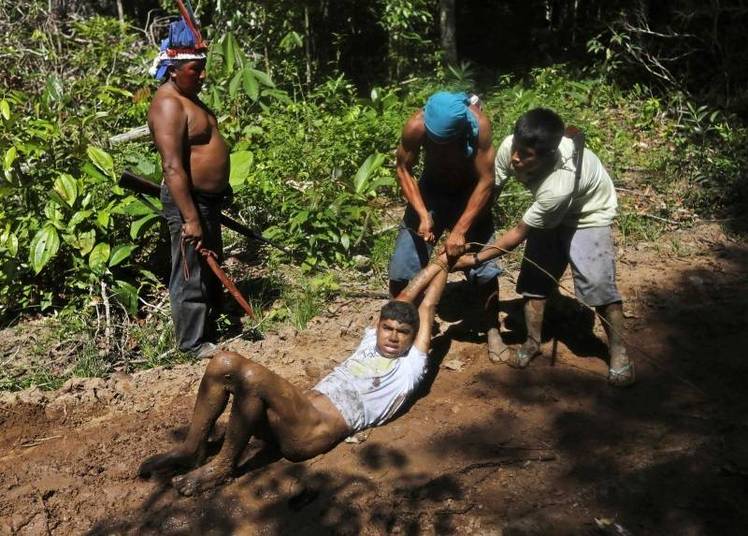 Índios da etnia Ka’apor realizaram uma operação entre
eles na Terra Indígena Alto
Turiaçu, no Maranhão, contra
madeireiros que atuavam na região. As fotos divulgadas pela Reuters são do dia
7 de agosto