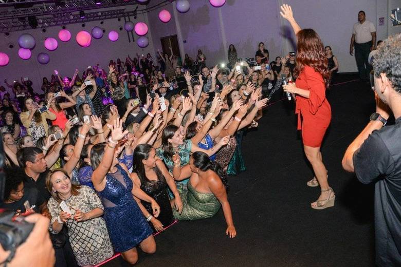 Teve gente até tentando subir ao palco para tirar foto com a cantora Teve gente até tentando subir ao palco para tirar foto com a cantora