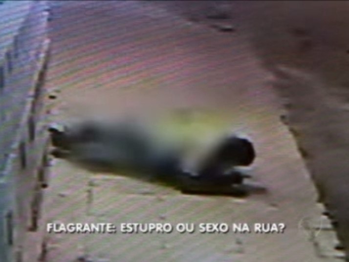 As câmeras de segurança de um comércio no Pedregal, bairro do Novo Gama, região do Entorno do DF, flagraram um suposto estupro. O vídeo está circulando nas redes sociais e mostra um homem agarrando uma mulher à força. A mulher tenta fugir, mas é agarrada pelo homem que aparenta estar alcoolizado. Em seguida, ele joga a mulher no chão e deita sobre ela. O homem abaixa as calças e parece fazer sexo com a suposta vítima. Leia a reportagem completa