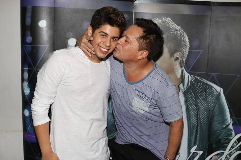 Nos bastidores, Leonardo lambou ainda mais a cria, que promete abalar os corações das fãs de sertanejo