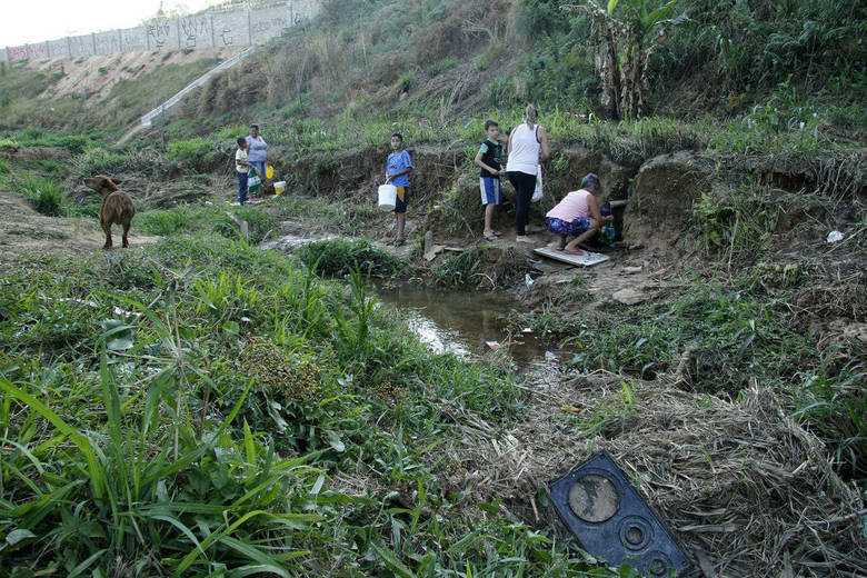 A cidade de Itu, no interior de São Paulo, vive grave crise no fornecimento de água. Sem o líquido nas torneiras, muitos moradores do município precisam improvisar. No bairro Jardim Novo Mundo, na região do Pirapitingui, alguns recorrem à mina para abastecer suas casas