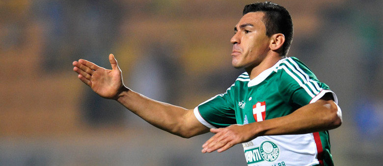 Lúcio comemora resposta do Palmeiras depois de goleada, mas proíbe empolgação