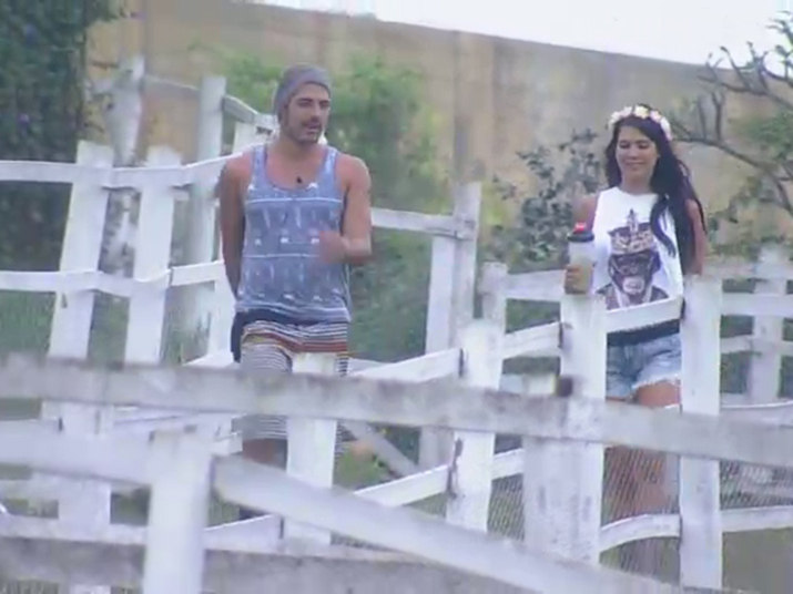 Enquanto iam buscar feno no estábulo, Débora Lyra comentava mais uma vez sobre o aniversário+ Aplicativo A Fazenda permite interatividade em tempo real. Fique por dentro da novidade. Veja mais!