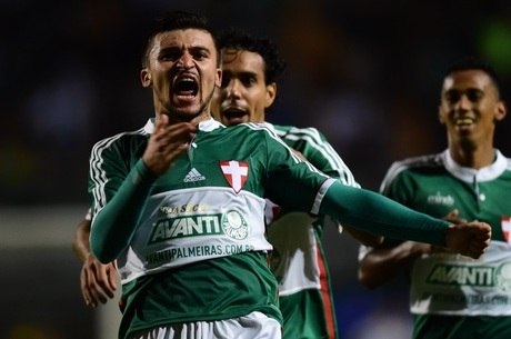 Treino só com reservas no Palmeiras indica que Victor Luis deve substituir Zé Roberto na Copa do Brasil
